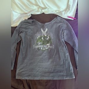 cut neck graphic ling sleeves